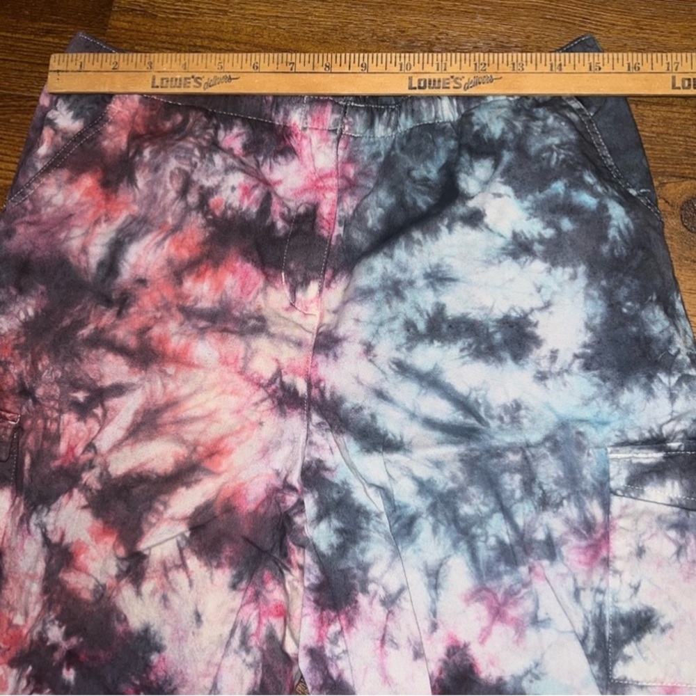 LAST CALL Classic Elements Red Black Tie Dye Cargo Capri Shorts Size L Petite - Picture 10 of 11